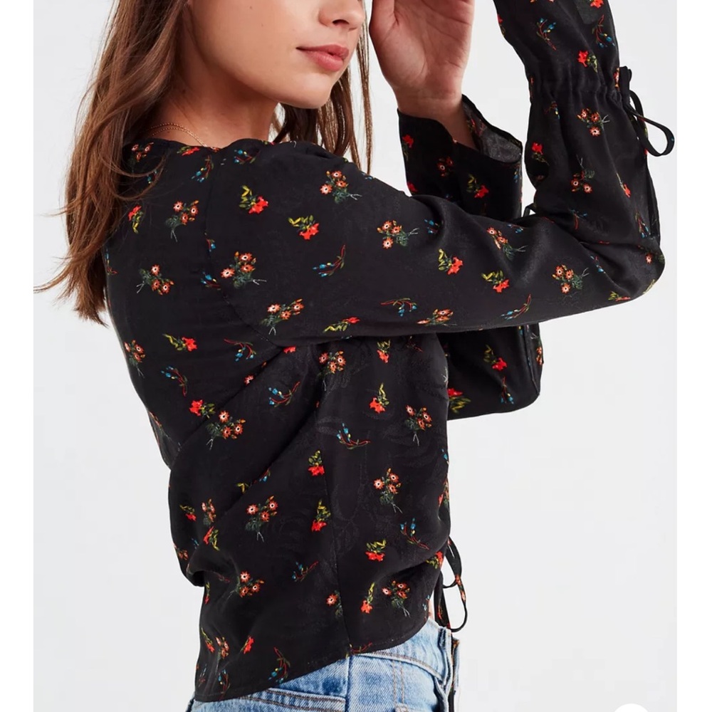 Urban Outfitters V-neck Cinched Floral Top, Small - Picture 3 of 11